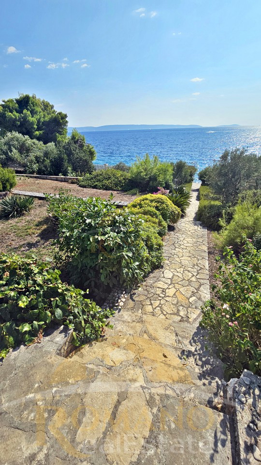 Ekskluzivna hiša prvi vrsti ob morju – Mavarčica, Okrug Gornji – Velik investicijski potencial